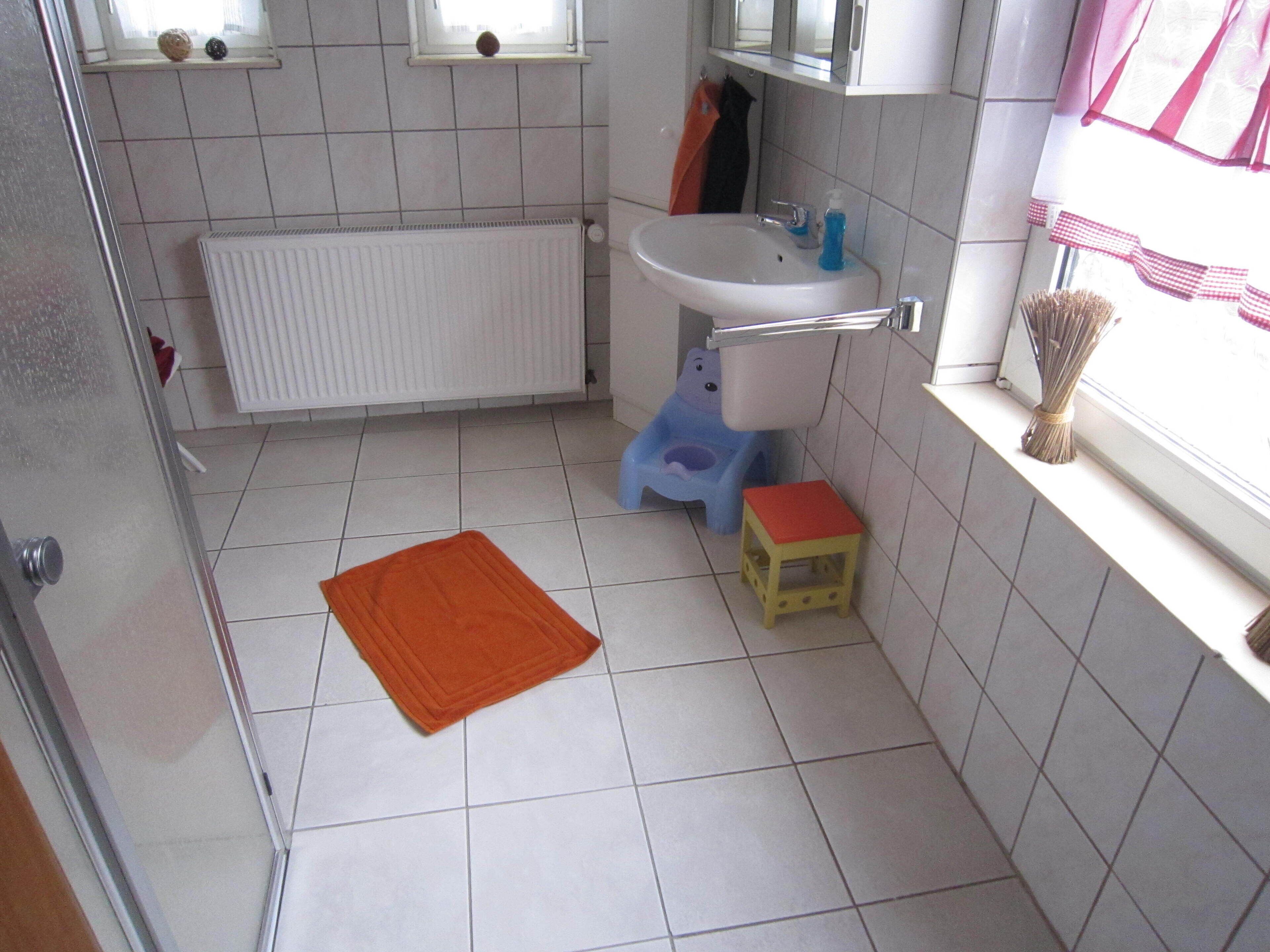 Holiday home for up to 8 people and enclosed garden, dogs welcome.