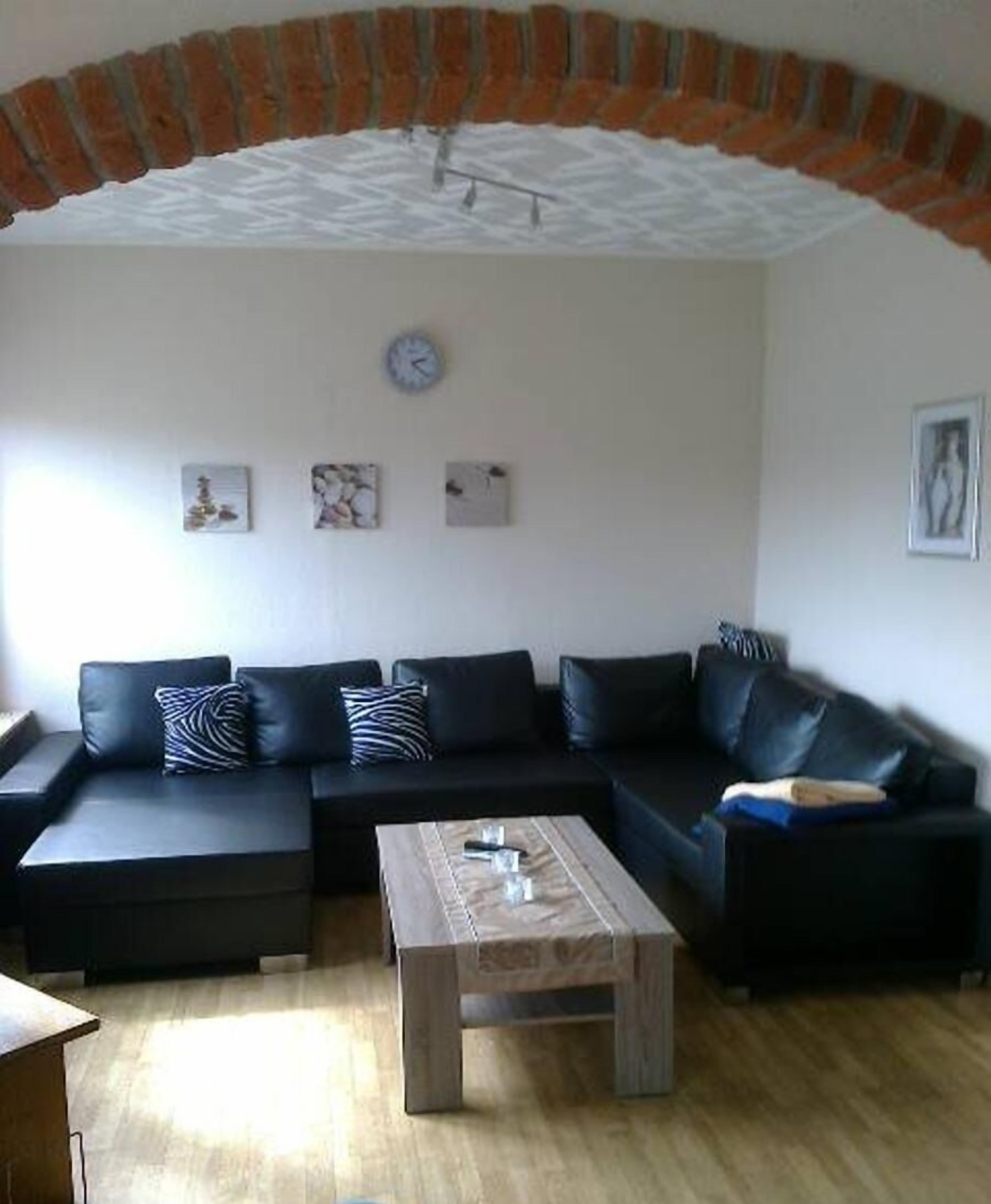 Holiday home for up to 8 people and enclosed garden, dogs welcome.