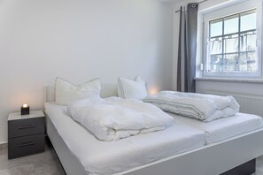 2 quartos, ferros/tábuas de passar roupa, berço de viagem