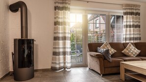 Una sala de estar con chimenea moderna, un sofá y una mesa de centro.