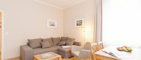 Televisión, reproductor de DVD, videoteca, estéreo