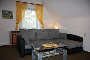 Fernseher, DVD-Player, Tischtennisplatte, Stereoanlage