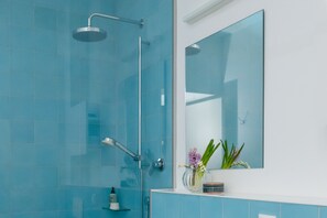 Shower, hair dryer, towels, soap - Two chic typical Viennese City apartments in the Karmeliterviertel (Wien)