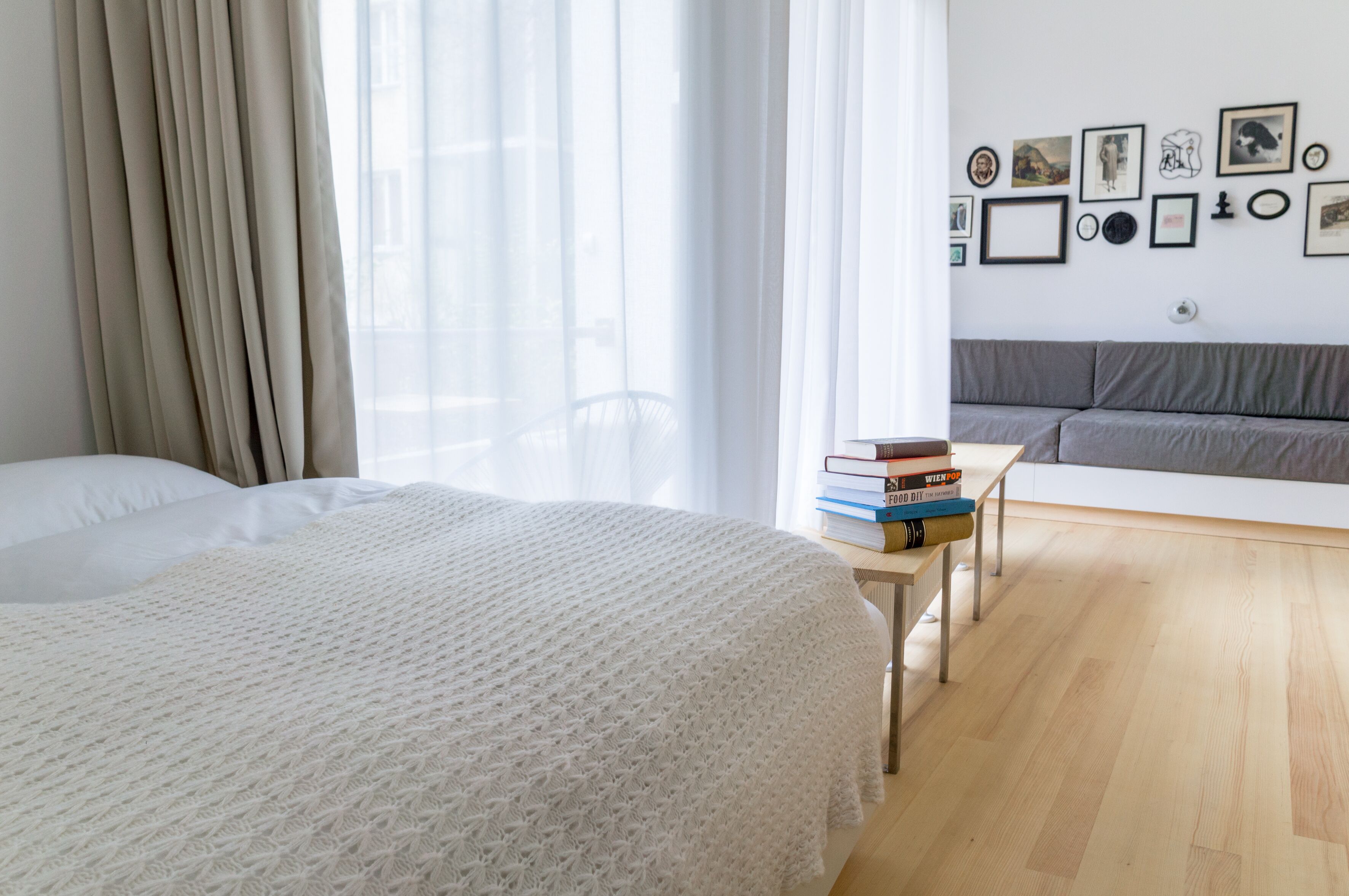 Sengetøy av topp kvalitet, strykejern/-brett og reiseseng for barn