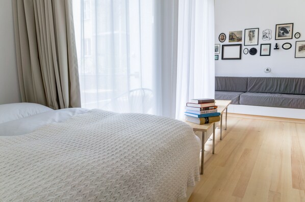 Literie de qualité supérieure, fer et planche à repasser, lit parapluie