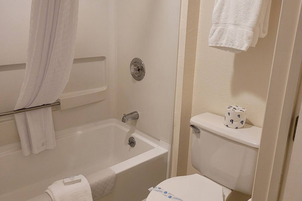 combined shower/bathtub, towels