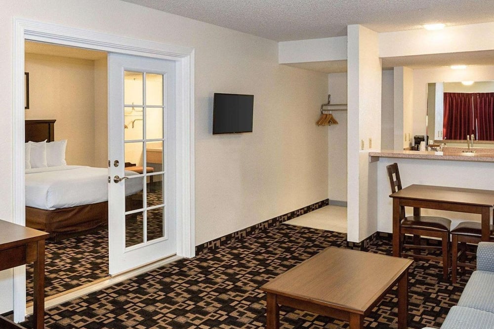 MorningGlory Inn & Suites