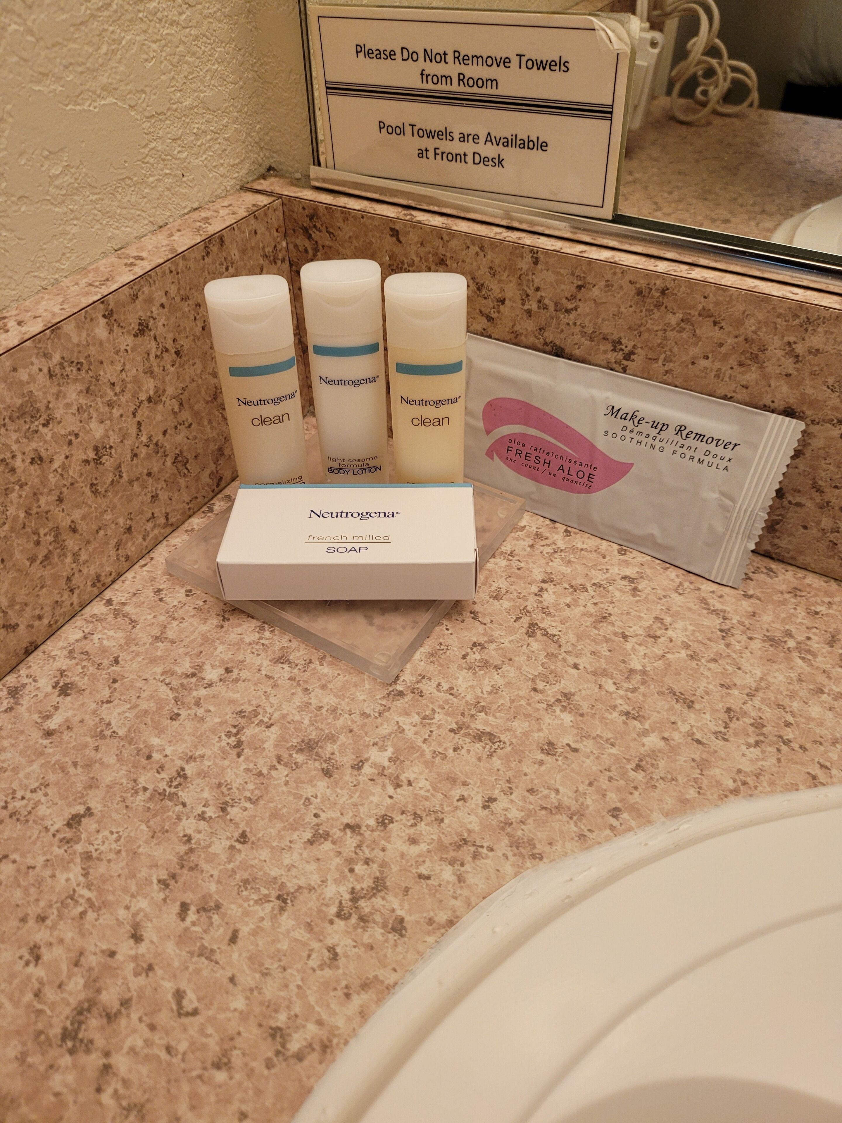 combined shower/bathtub, towels