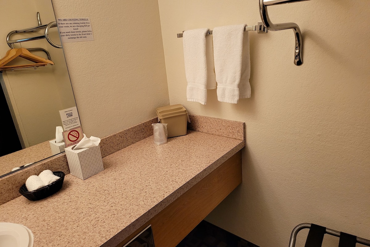 combined shower/bathtub, towels