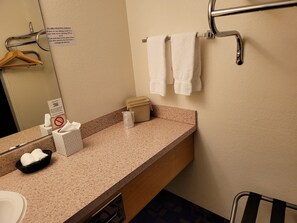 Combined shower/bathtub, towels - MorningGlory Inn & Suites (Bellingham)