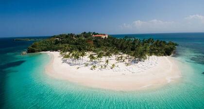 Caribbean Villa / Private Pool / 200M beach and Restaurants / Free Wifi