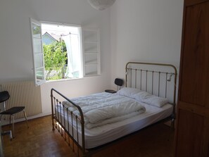 3 chambres, fer et planche à repasser