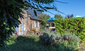 Property grounds - Typical thatched cottage of stone within landscapes of Corrèze (Corrèze)
