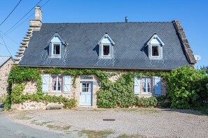 Exterior - Typical thatched cottage of stone within landscapes of Corrèze (Corrèze)
