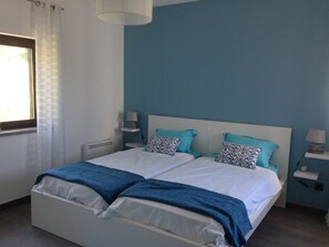 4 slaapkamers, een strijkplank/strijkijzer, gratis wifi, beddengoed