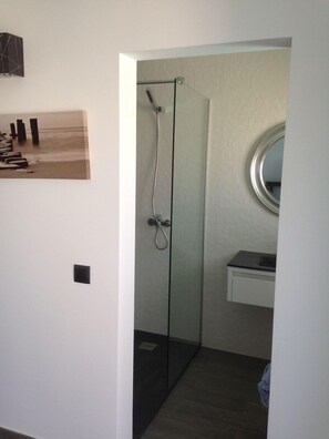 Een douche, een haardroger, handdoeken