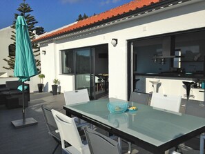 Outdoor dining - Villa with beautiful views of the lagoon and the ocean, 4 Bedrooms, Swimming Pool (nadadouro)