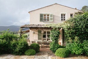 Exterior - Jewel nested in the middle of the vineyards  (GASSIN)