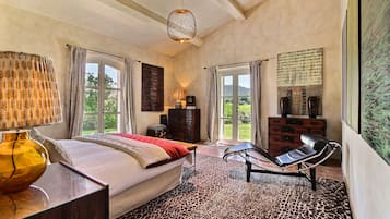 6 chambres, coffres-forts dans les chambres, bureau