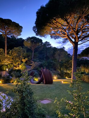 Property grounds - Jewel nested in the middle of the vineyards (GASSIN)