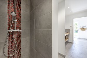 Dusche, Haartrockner, Handtücher, Seife