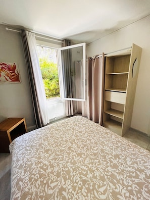 1 bedroom, travel cot, free WiFi, bed sheets
