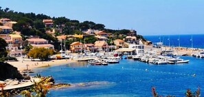 Marina - Feet in the water at the little port of Les Oursinières - (Le Pradet)