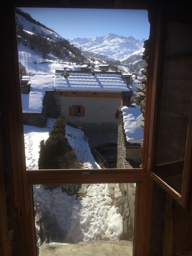 Authentic home, combining the warmth of wood and mountain stone.