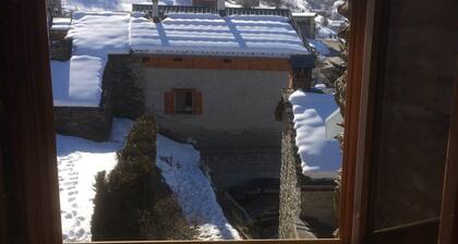 Demeure authentique, alliant la chaleur du bois et la pierre de montagne.
