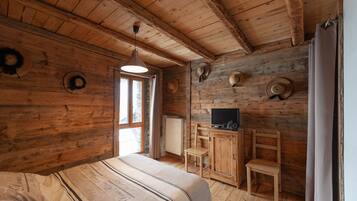 2 bedrooms, iron/ironing board, free WiFi