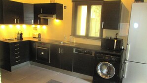 Coffee/tea maker, fridge, microwave, oven - 100% quiet in Uzès! pool 10X5m, 70m² with AC + private terrace, WIFI, big garden (Uzès)