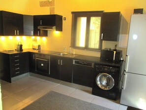 Fridge, microwave, oven, stovetop - 100% quiet in Uzès! pool 10X5m, 70m² with AC + private terrace, WIFI, big garden (Uzès)