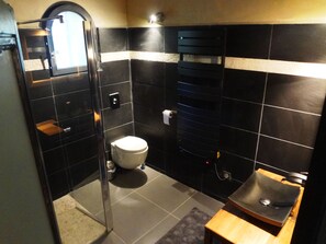 Douche, sèche-cheveux, serviettes fournies, savon