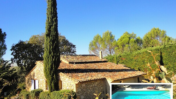 A stone house with a tiled roof, surrounded by greenery and trees. - 100% quiet in Uzès! pool 10X5m, 70m² with AC + private terrace, WIFI, big garden (Uzès)