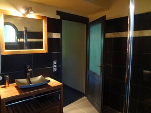 Dusche, Haartrockner, Handtücher, Seife