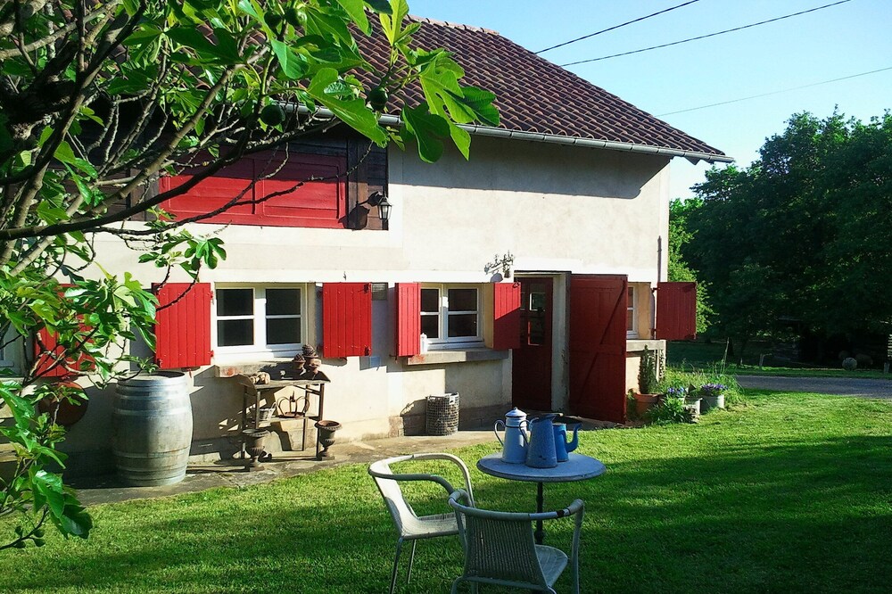House in the countryside swimming pool share pets and splendid view