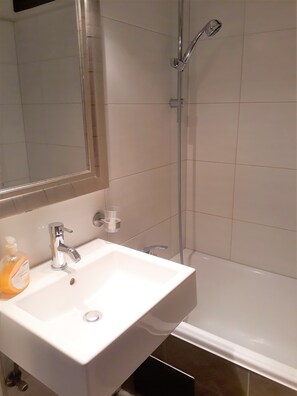 Chuveiro/banheira combinados, secador de cabelo, toalhas de banho
