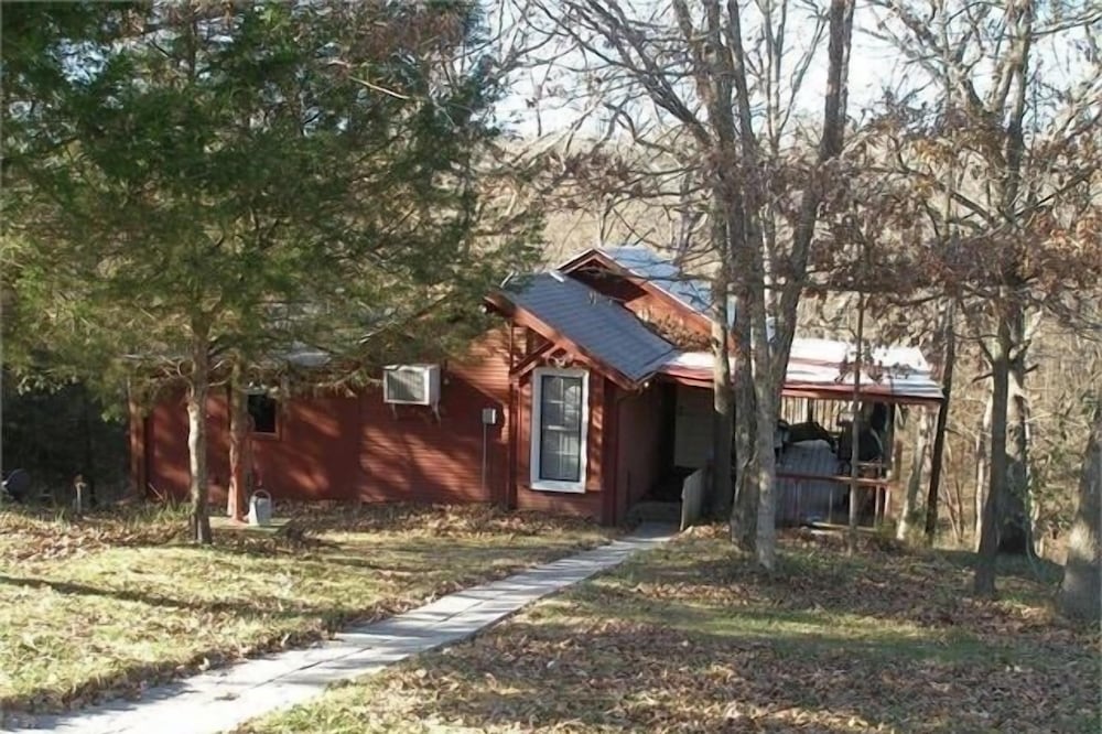 SECLUDED QUIET 2BR 1BATH CABIN IN THE WOODS. Between Bloomfield & Ottumwa