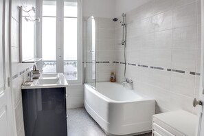 Badewanne, Haartrockner, Handtücher, Seife