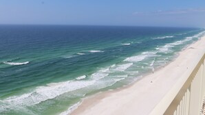 Ein Strand mit Wellen und blauem Himmel.