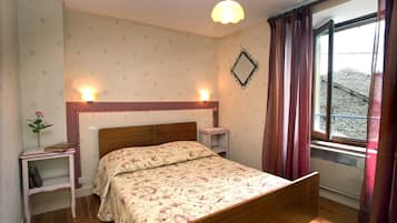 2 bedrooms, iron/ironing board, bed sheets