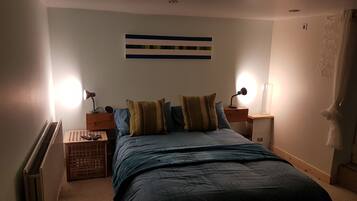 Leilighet – basic, 1 kingsize-seng, ikke-røyk | Lydisolert, strykejern/-brett, wi-fi (inkludert) og sengetøy