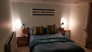 Basic Apartment, 1 King Bed, Non Smoking | Soundproofing, iron/ironing board, free WiFi, bed sheets