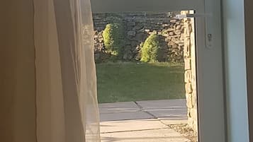 Basic Apartment, 1 King Bed, Non Smoking | Soundproofing, iron/ironing board, free WiFi, bed sheets