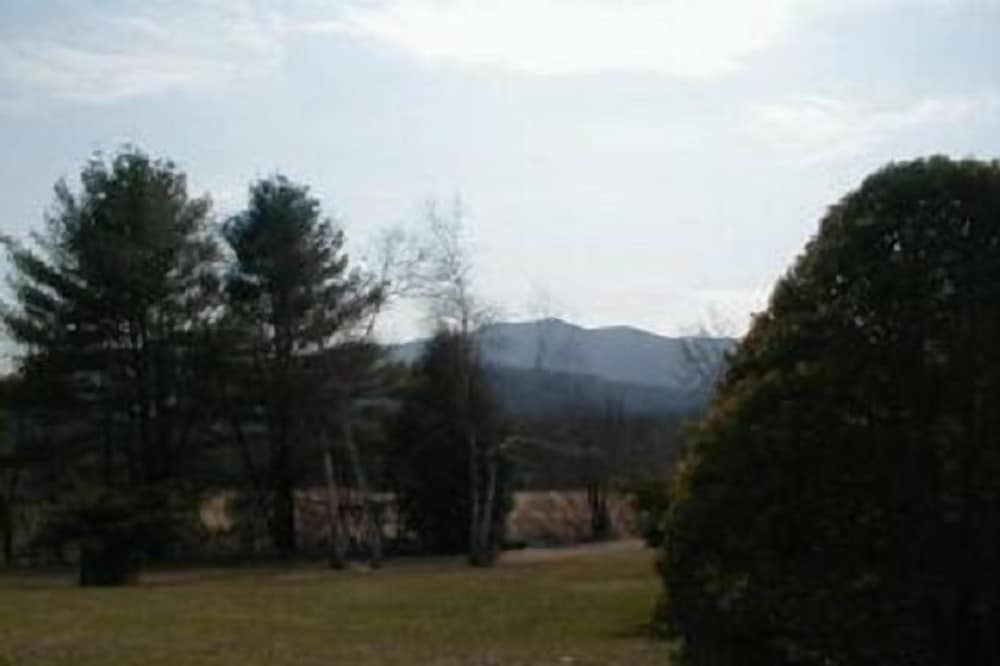 Views/north Conway 2 Level Condo/ Summer Specials