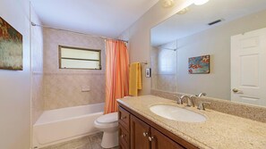 Combined shower/bathtub, hair dryer, towels