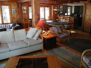 Televisión, chimenea, reproductor de DVD y tenis de mesa 