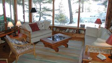 Televisio, takka, DVD-soitin, pöytätennispöytä