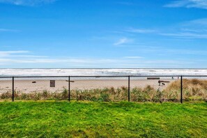 Beach nearby - Ground Floor Beachfront Family-Sized Condo Suite - Pool and Sauna! (Lincoln City)