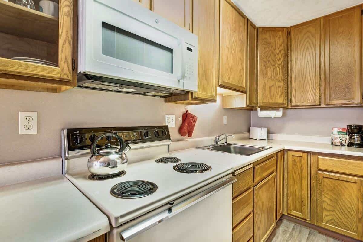 Een koelkast, een microgolfoven, een oven, een kookplaat